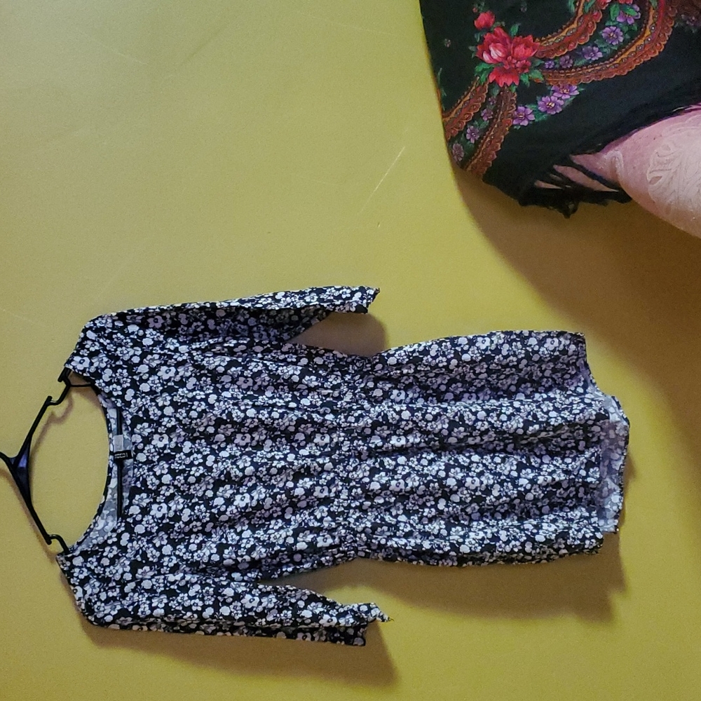Gray-blue with white flowers, Size 4, very cute dress! 🌼